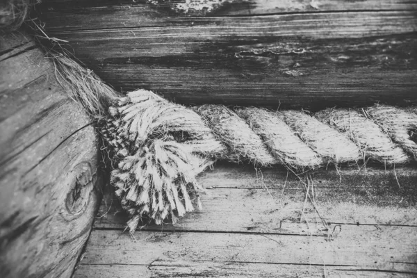 La cuerda entre las vigas de madera - el fondo — Foto de Stock