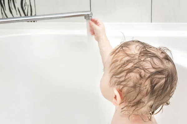 Щаслива дівчинка купається в ванні — стокове фото