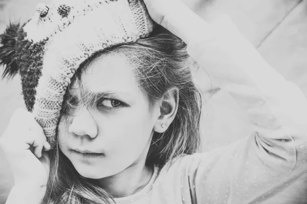 Junges Mädchen mit Hut — Stockfoto