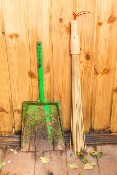 Escoba verde con escoba de bambú para limpiar en la sauna — Foto de Stock