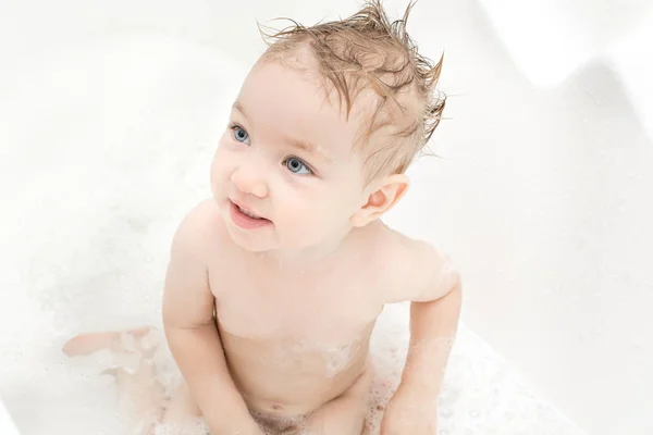 Happy baby girl bathing in bath — Stock Photo, Image