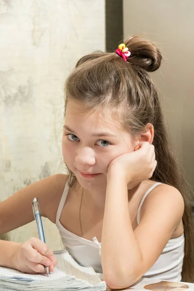Bella bambina sta facendo i compiti scolastici — Foto Stock