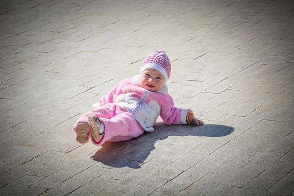 Enfant heureux allongé sur la route — Photo