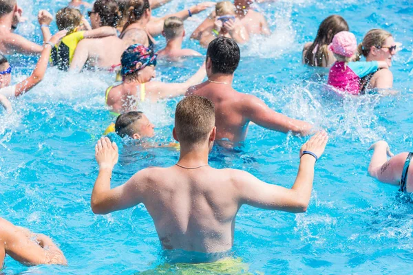 SIDE, TURQUIA - JUNHO 2, 2018: Multidão de pessoas tomando banho na piscina azul . — Fotografia de Stock