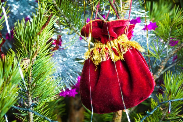Grande Bolsa Vermelha Pendurada Ramo Uma Árvore Natal — Fotografia de Stock