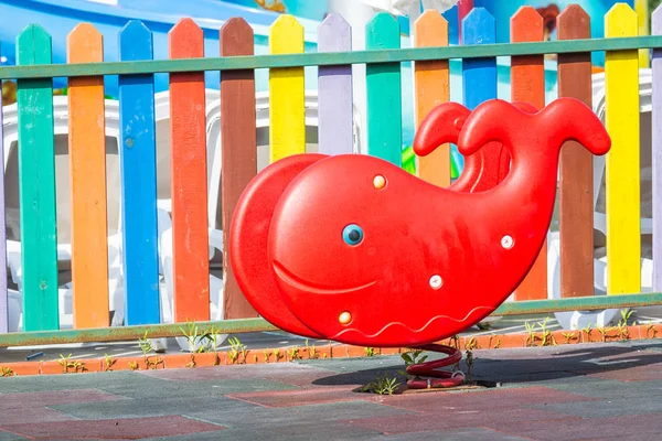 Kinderspielplatz mit Federschaukel in Form von Rotwal. — Stockfoto