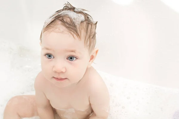 Щаслива дівчинка купається в ванні — стокове фото