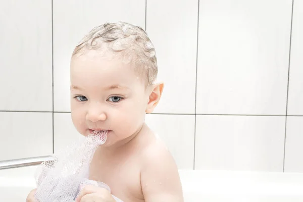 Happy baby girl bathing in bath — Stock Photo, Image