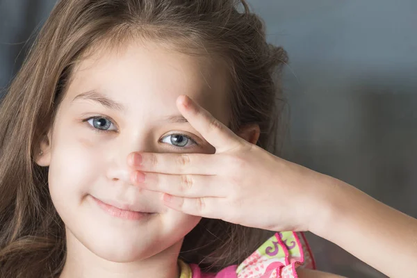 目に指を持つ子供の美しい目 — ストック写真