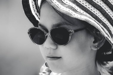 Güneş gözlüğü ve şapka güzel kız