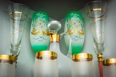 Rafta düğün yeşil şarap bardakları. Tavsiye ve sevgi