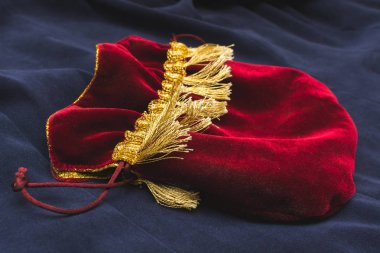 Eski kırmızı kadife kese.