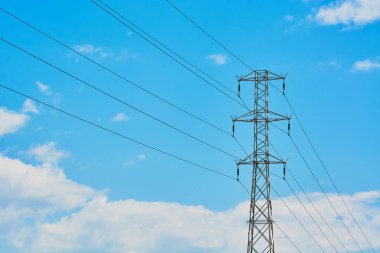 Gökyüzüne karşı gerilmiş çelik tellere sahip elektrik iletim hattı
