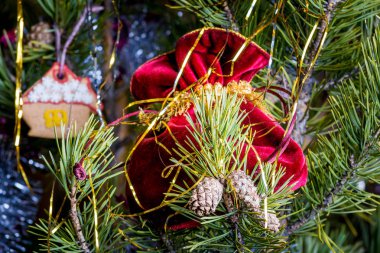 Noel ağacının dalına asılı büyük kırmızı kese.