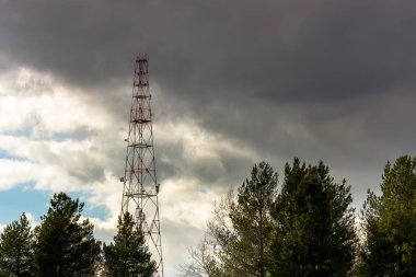 Ormanda antenleri olan yüksek demir kule.