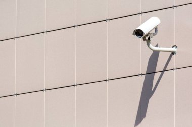 Duvardaki video kamera..