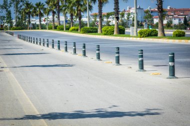 Sütunlara bölünmüş iki yönde büyük yol