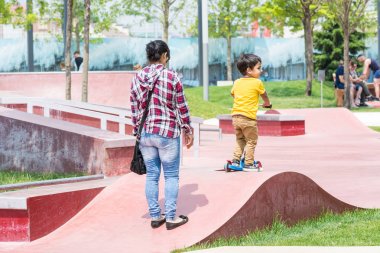 Krasnodar, Rusya - 7 Haziran 2018: Küçük çocuk özel spor sahasında çocuk scooter'ına biniyor.
