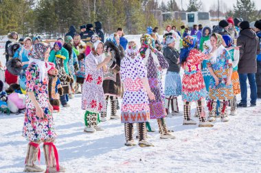 Russkinskaya, Rusya - 24 Mart 2018: Meydanda ulusal kuzey giyimli güzel kadınlar kızlar arasında bir yarış yarışmasına hazırlanıyor. Reindeer çobanları günü bayramı.