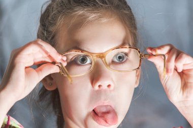 Güzel çocuk yüz gözlük çalışıyor