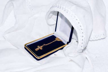 Küçük bir çocuğun vaftiz için bere ve altın haç seti.