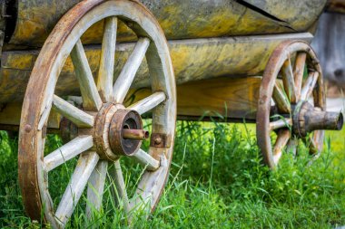 Eski ahşap sepeti tekerlek.