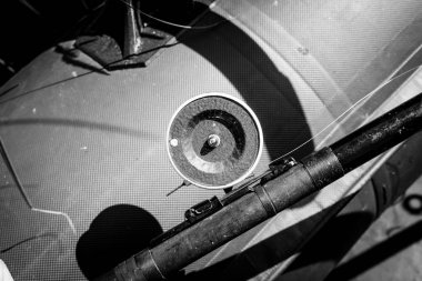 Lastik bir teknede kırık makaralı bir çubuk.