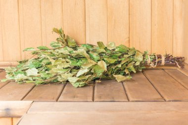 Huş süpürgesi banyodaki rafta yatıyor.