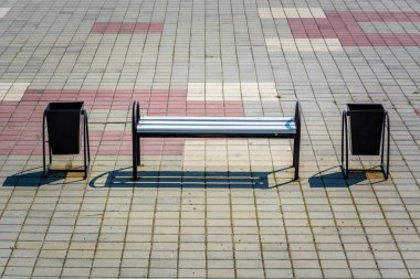 Rıhtımda dinlenmek için bank.