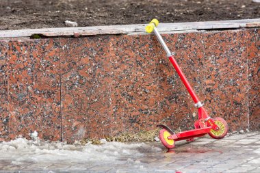 Scooter duvara karşı duruyor.