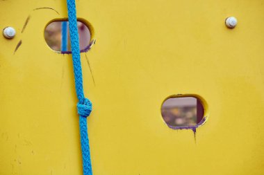 Oyun alanında çocuklar için tırmanma için ahşap tahta ile mavi ip.