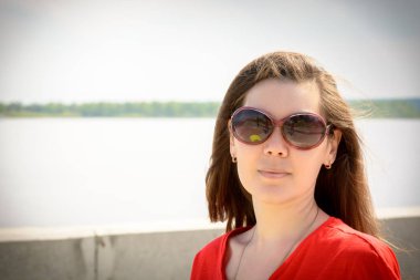 Nehir kıyısında ki gezinti yerinde gözlüklü güzel kızın portresi