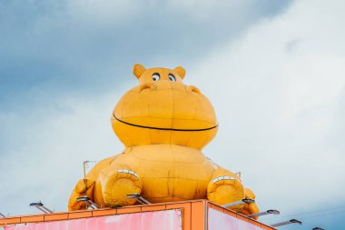 Büyük kauçuk Hippo binanın çatısında oturuyor.