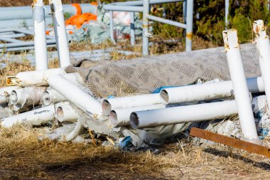 Şantiyede demir borular.