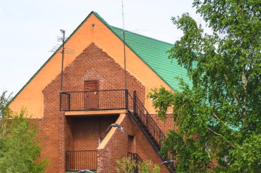 Güneşli bir günde güzel modern ev