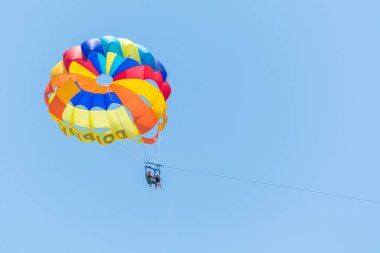 Side, Türkiye - 31 Mayıs 2018: Gökyüzünde sinekler dinlenen turistlerle çok renkli paraşüt.
