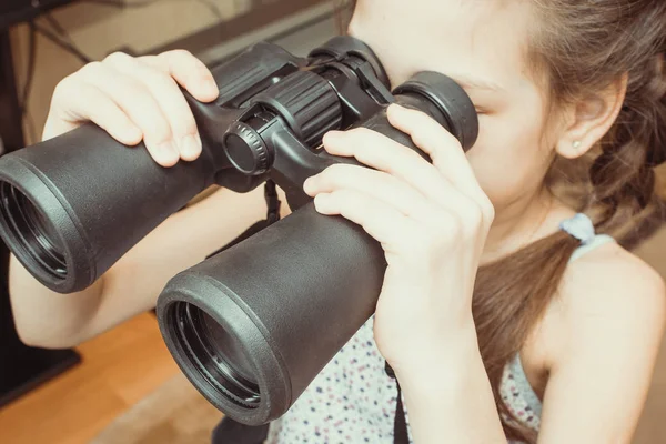 Manos sosteniendo binoculares — Foto de Stock