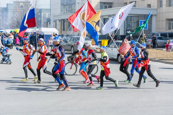 スルグト、ロシア - 5月 9, 2018: 高齢者や若者は、市街地に沿ってバトンを実行します.ホリデー勝利の日 5月9日. — ストック写真