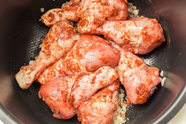 Marinated chicken legs in multicooker for frying. — Stock Photo, Image