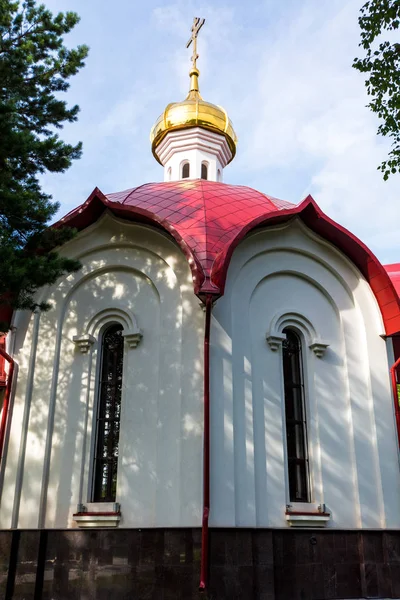 사람들이 기도하러 오는 가장 오래된 기독교 교회 — 스톡 사진