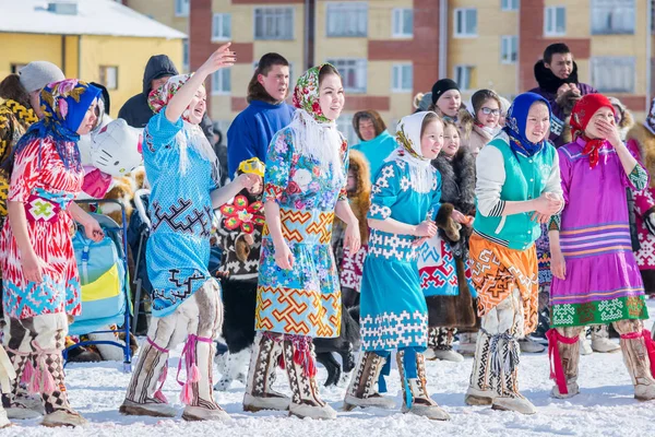 ラスキンスカヤ、ロシア - 2018年3月24日:国民的な北部の服を着たシベリアの女性は、女の子の間を走るための競争で十字架を実行する準備をしました。トナカイの群れの日のごちそう. — ストック写真