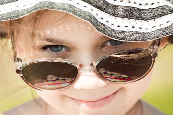 Beautiful girl in sunglasses and hat — Stock Photo, Image