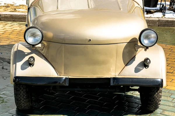 古い美しい車の前部 — ストック写真
