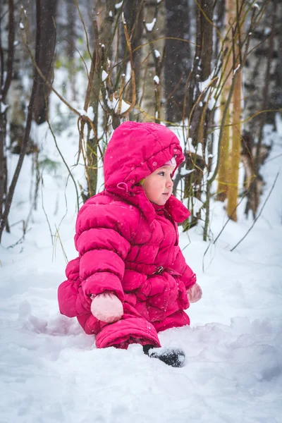 冬の森の雪の上に座っている赤ちゃん — ストック写真