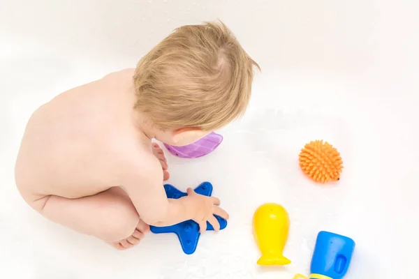 Щаслива дівчина грає з іграшками у ванні — стокове фото