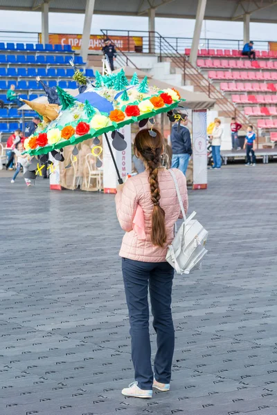 スルグト、ロシア - 9月2、2018:広場の雨から美しい自家製の傘を持つ女の子。石油・ガス産業の労働者の休日の日. — ストック写真