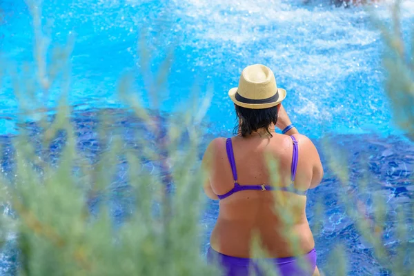 LADO, TURQUÍA - 30 DE MAYO DE 2018: Mujer grande en sombrero de verano está tomando fotos de la piscina . — Foto de Stock