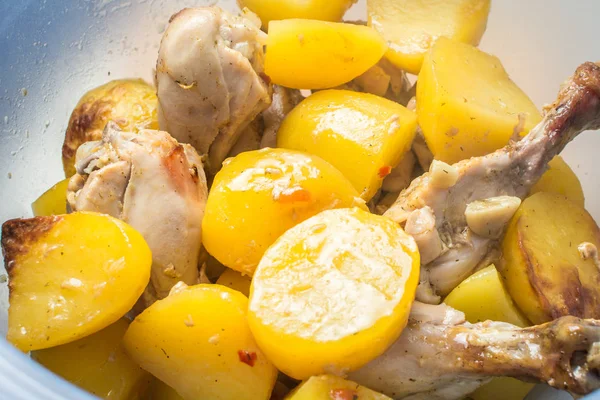 Patas de pollo cocidas y papas en rodajas en plato hondo . —  Fotos de Stock