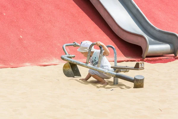 Krasnodar, Ryssland-7 juni 2018: liten pojke i Panama spelar i barnens sandlåda med en järn grävmaskin. — Stockfoto