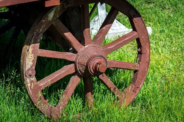 Old wooden wagon wheel — Stock Photo, Image